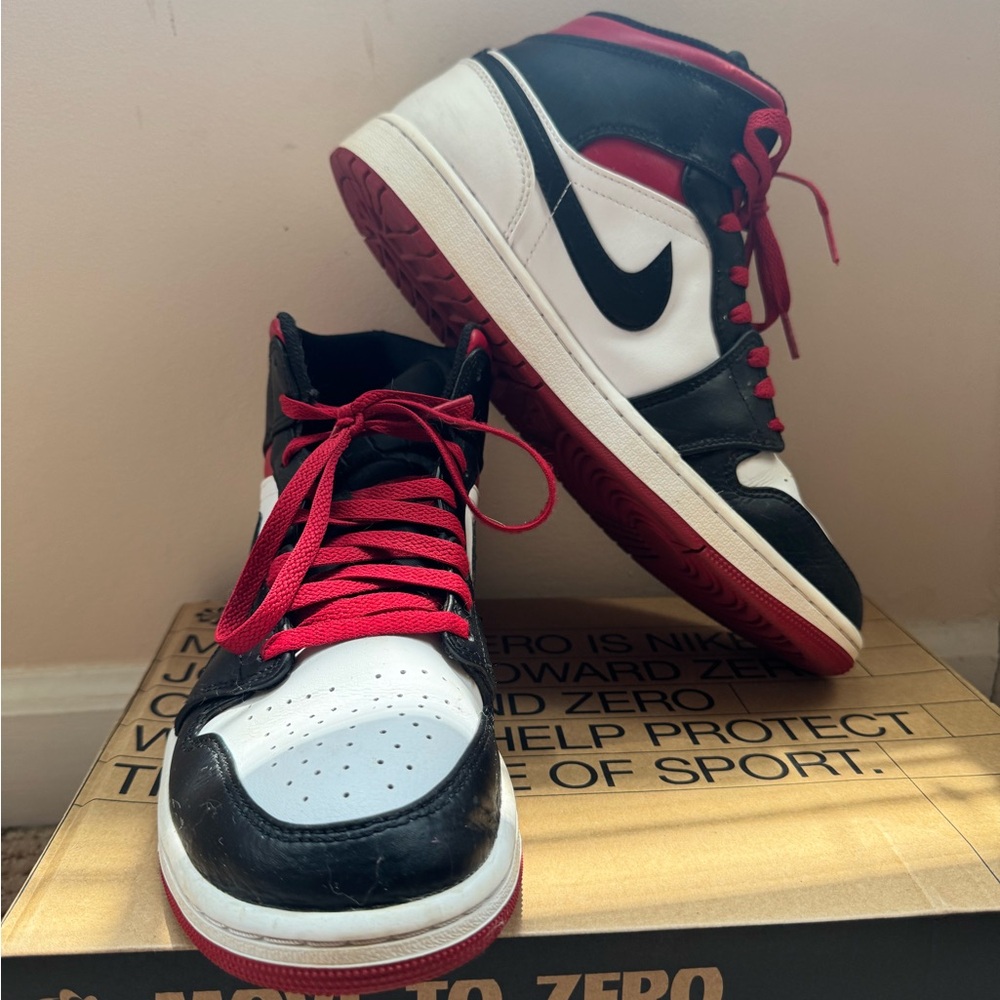 Nikes Air 1 Retro High OG red, white, black size 10